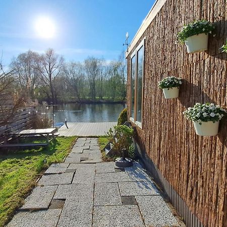 Het Witte Chalet Aan Het Water Van Monumentaal Fort Ooltgensplaat Exterior foto